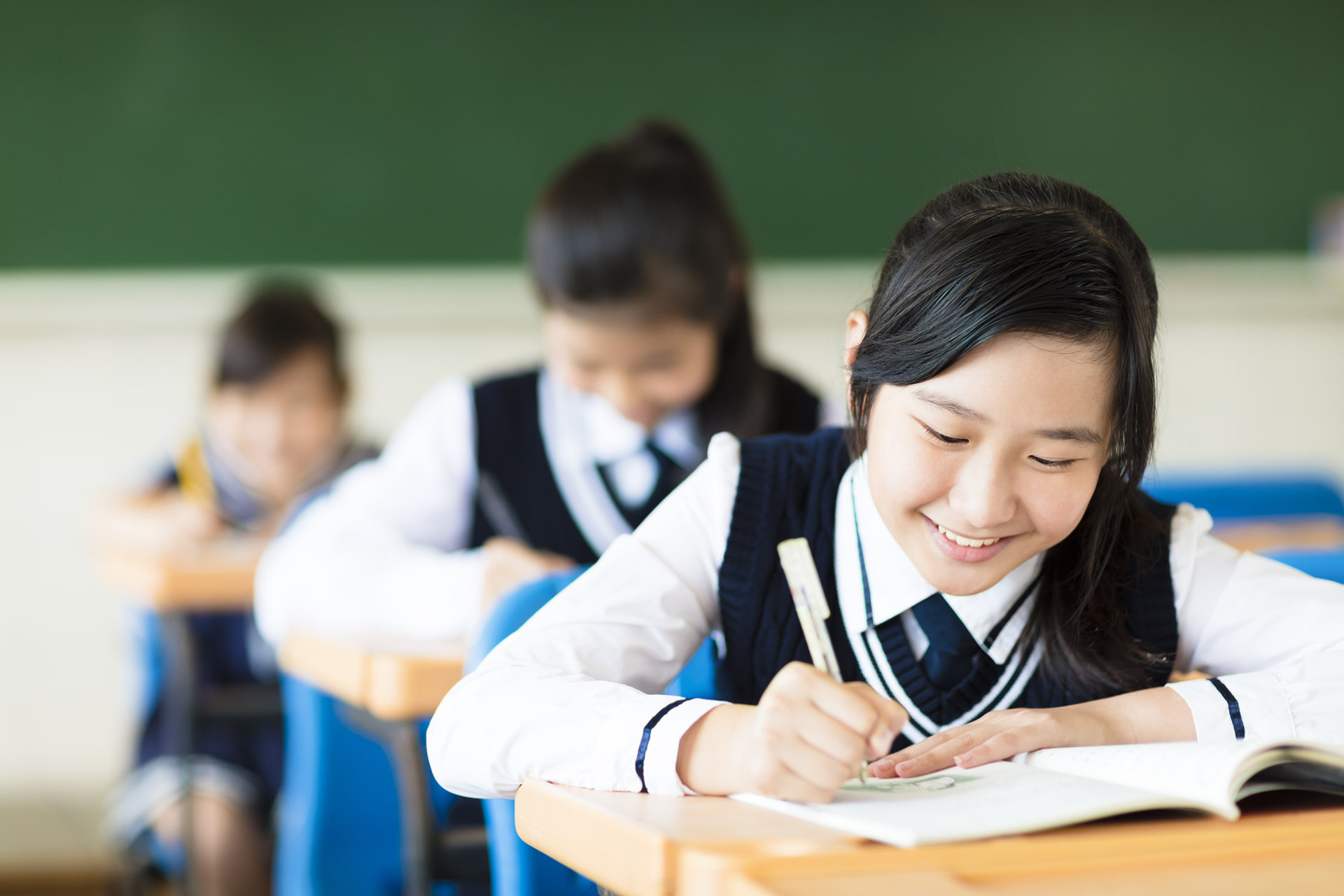 女兒在讀高二，他如何能快速拿到身份讓孩子參加錄取率高“香港高考”